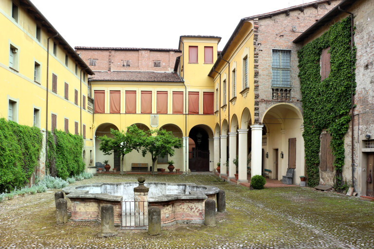 immagine di Visita alla Corte di Palazzo Tozzoni e Scambio Verde
