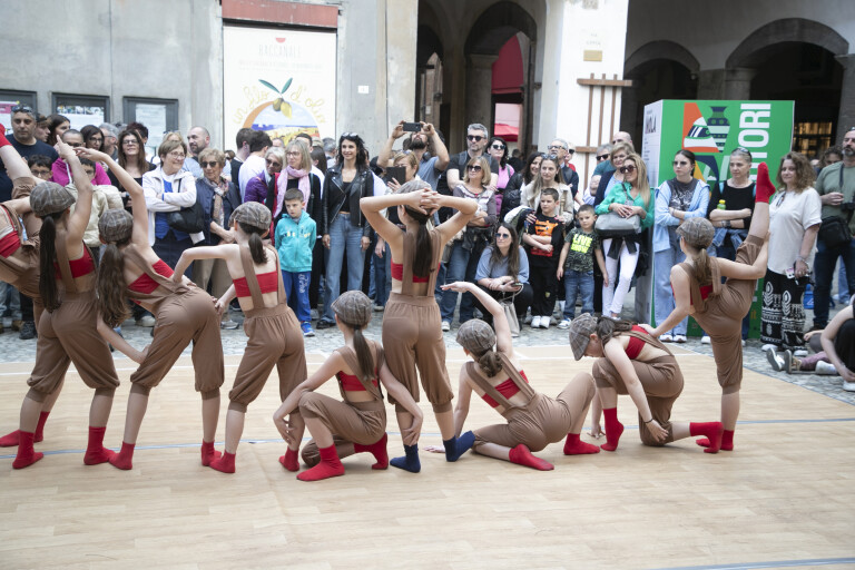 copertina di SI BALLA!