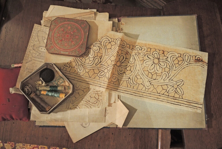 copertina di L’arte del cucito per dame: parole e ricami nei salotti del palazzo