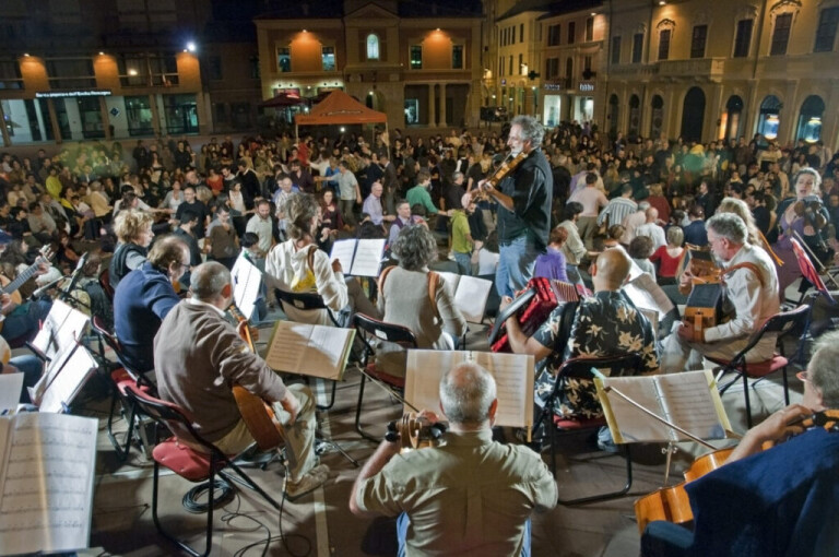 copertina di L'Orchestrona di Forlimpopoli in concerto