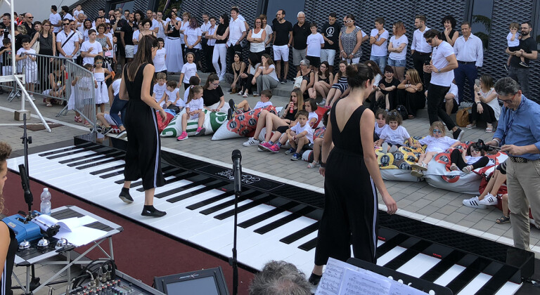 La mattina gli artisti inviteranno il pubblico a suonare il piano gigante