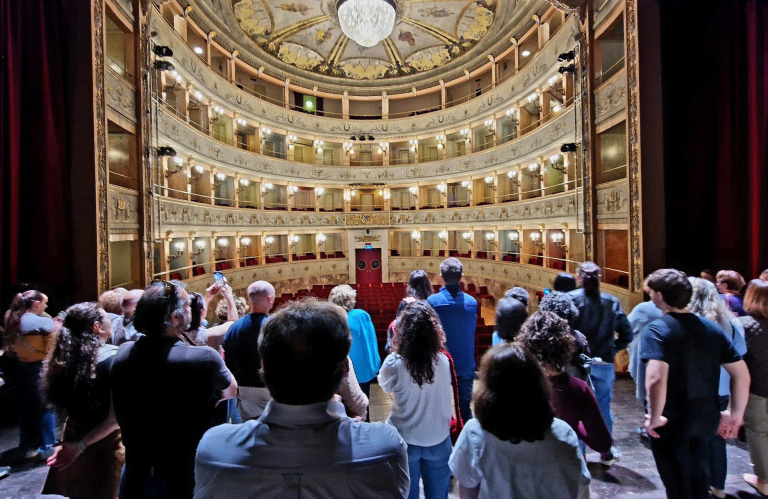 copertina di Visita al Teatro Ebe Stignani di Imola ed aperitivo nel foyer 