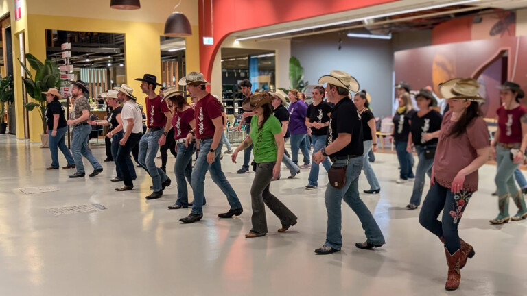 copertina di Balli country con il gruppo Wild Angels