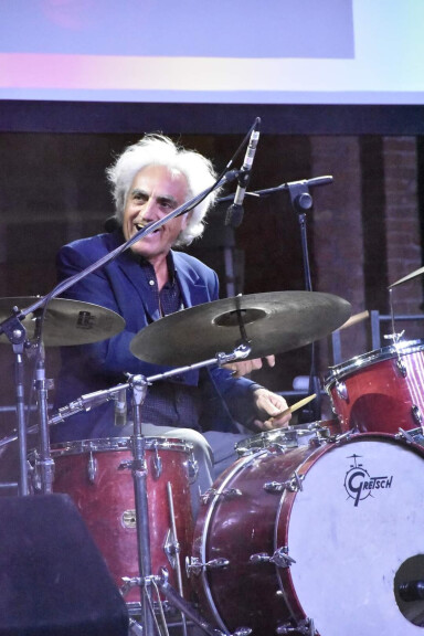 immagine di Vince Vallicelli. Al mi radis in concerto