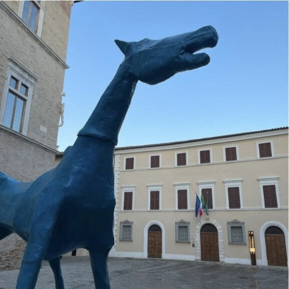 immagine di IL TEATRO È UN CAVALLO AZZURRO?