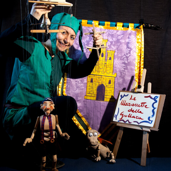 La "giullara" Michela Cannoletta con le sue marionette, che scolpisce personalmente nel legno