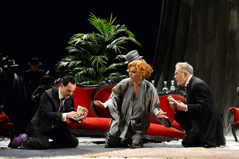 Foto di scena dello spettacolo "Il berretto a sonagli" con Gabriele Lavia (ph. Tommaso Le Pera)