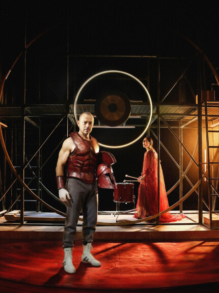 Stefano Accorsi e Francesca Del Duca in "Nessuno. Le avventure di Ulisse" © Viviana Cangialosi - Compagnia Finzi Pasca