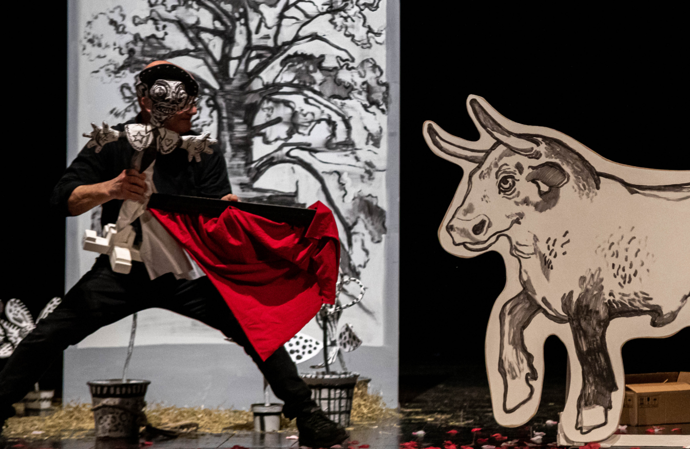 copertina di Ferdinando il toro, i fiori e il calabrone