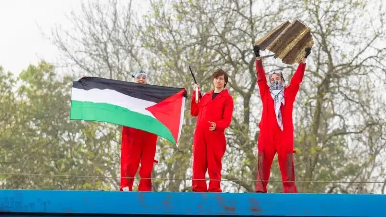 immagine di PROIEZIONE DEL DOCUMENTARIO "TO KILL A WAR MACHINE"